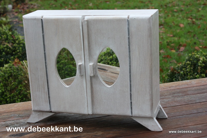 Oude antieke kast kastje voor poppen